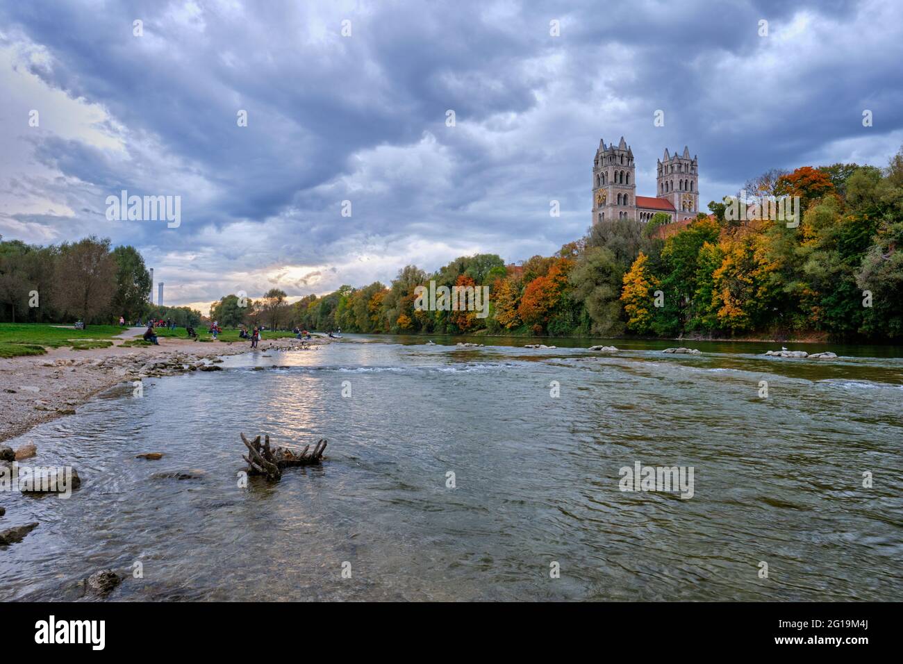 Rivière Isar, parc et église St Maximilian depuis le pont de Reichenbach. Munchen, Bavière, Allemagne. Banque D'Images