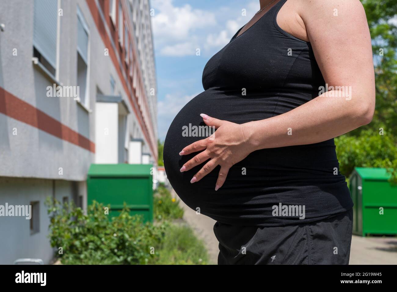 Une grosse bosse de bébé en été Banque D'Images