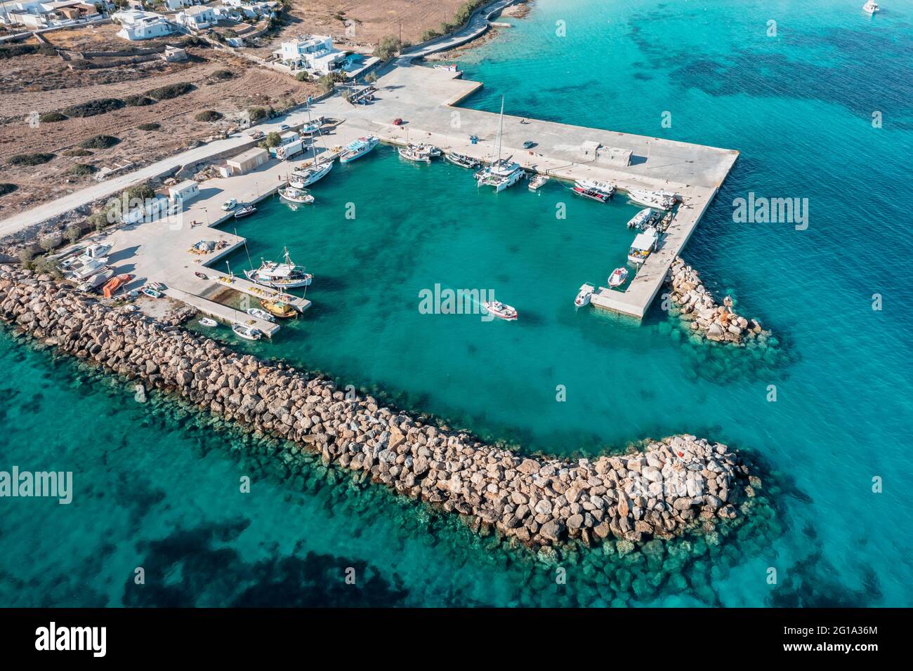 Grèce, île de Koufonisi, petits Cyclades. Vue sur le port de plaisance. Bateaux de pêche et voiliers ancrés, un chalutier traditionnel woodεn se déplaçant. Banque D'Images