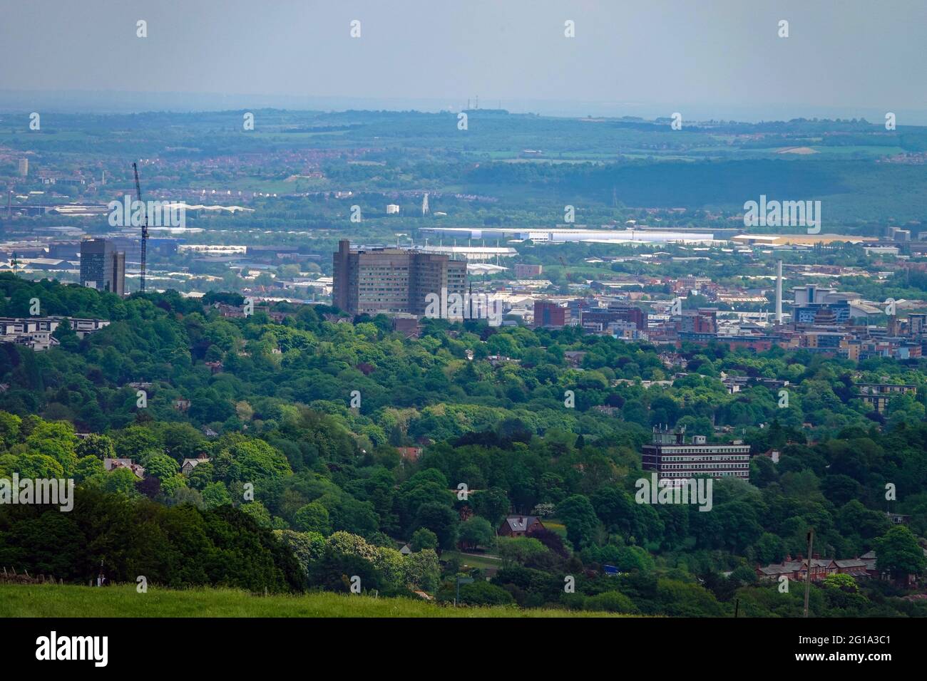 La ville verte de Sheffield, vue de l'ouest, Ringinglow. Yorkshire du Sud, nord de l'Angleterre, Royaume-Uni. Hôpital de Hallamshire en vue dans le centre. Banque D'Images