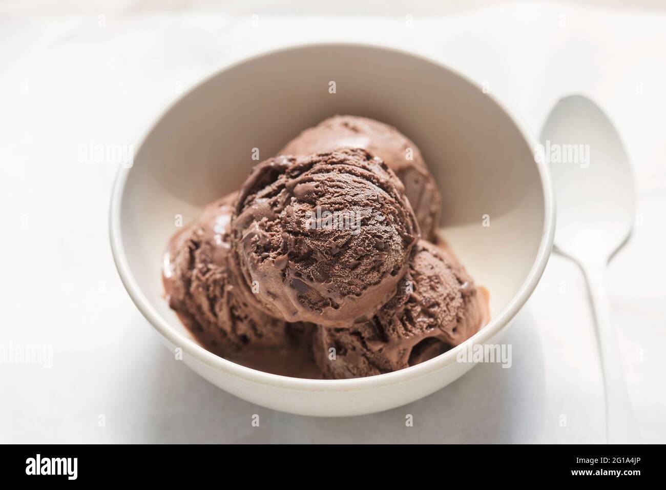 Dans un bol de crème glacée au chocolat Banque D'Images