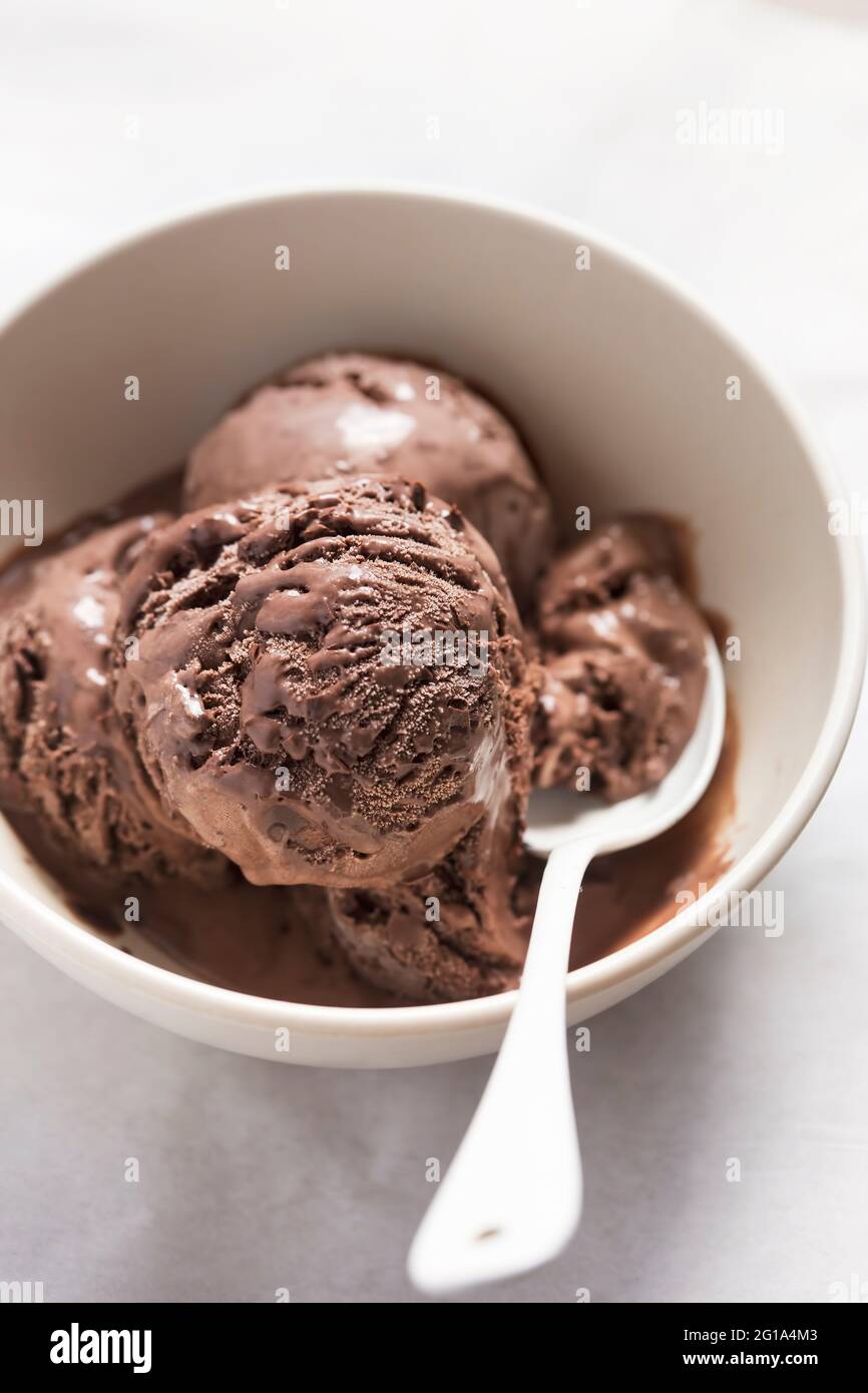 Dans un bol de crème glacée au chocolat Banque D'Images