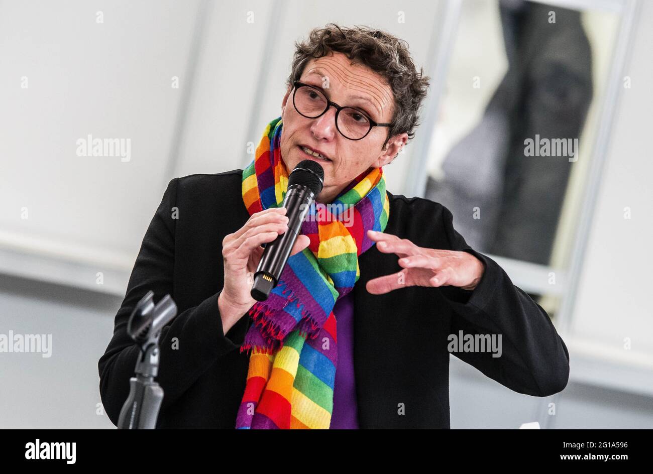 6 juin 2021, Munich, Bavière, Allemagne: Gesundheitsreferentin BEATRIX ZUREK. Vue de l'intérieur du Muenchen-Riem Impfzentrum (Centre de vaccination de Munich-Riem) où, au 4 juin, 348.751 premières et 197.023 secondes de vaccin ont été administrées. Au total, avec l'aide de cabinets privés et d'équipes mobiles, 912.223 doses de vaccin ont été administrées (624.677 premières doses et 287.546 secondes doses/49, 2 % et 22, 6 % pour plus de 16). Le programme de vaccination bavarois a été frappé par de nombreux problèmes, dont la lenteur des déploiements, des délais d'attente incohérents, des pauses et l'absence de groupes vulnérables Banque D'Images