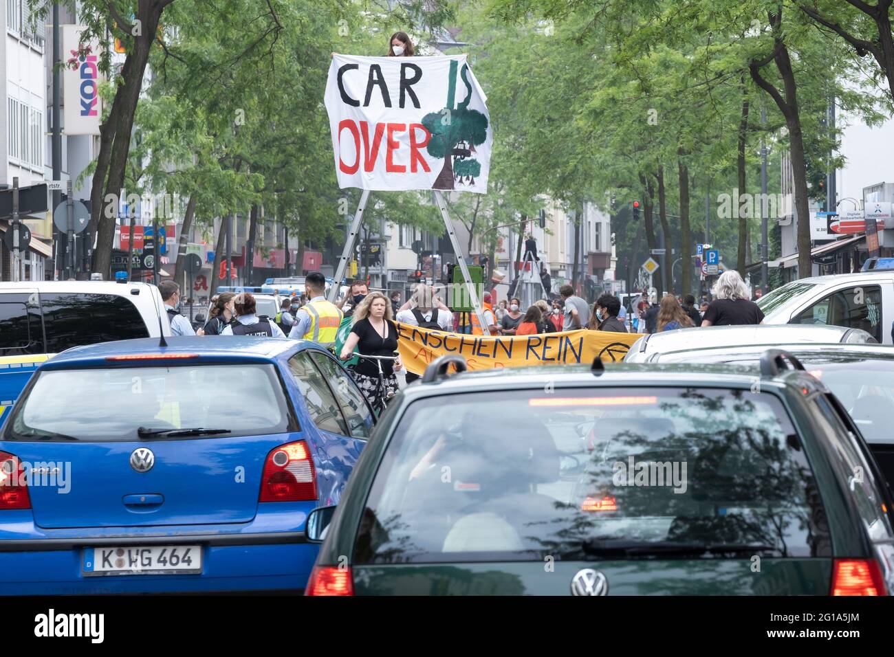 Sous le slogan 'Mobilitaetswende jetzt!' Extinction Rebellion avec des étudiants pour l'avenir Koeln bloqua Neusserstrasse à Cologne-Nippes avec Banque D'Images