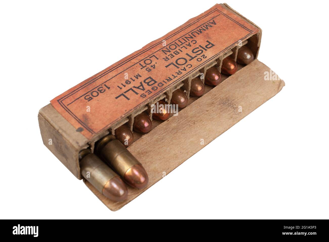 Boîte de calibre 0,45 M1911 à balles de pistolet avec cartouches isolées sur fond blanc Banque D'Images