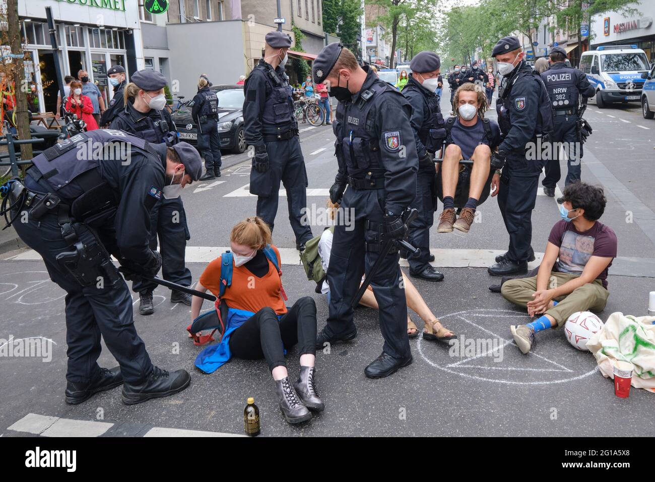 Sous le slogan 'Mobilitaetswende jetzt!' Extinction Rebellion avec des étudiants pour l'avenir Koeln bloqua Neusserstrasse à Cologne-Nippes Banque D'Images