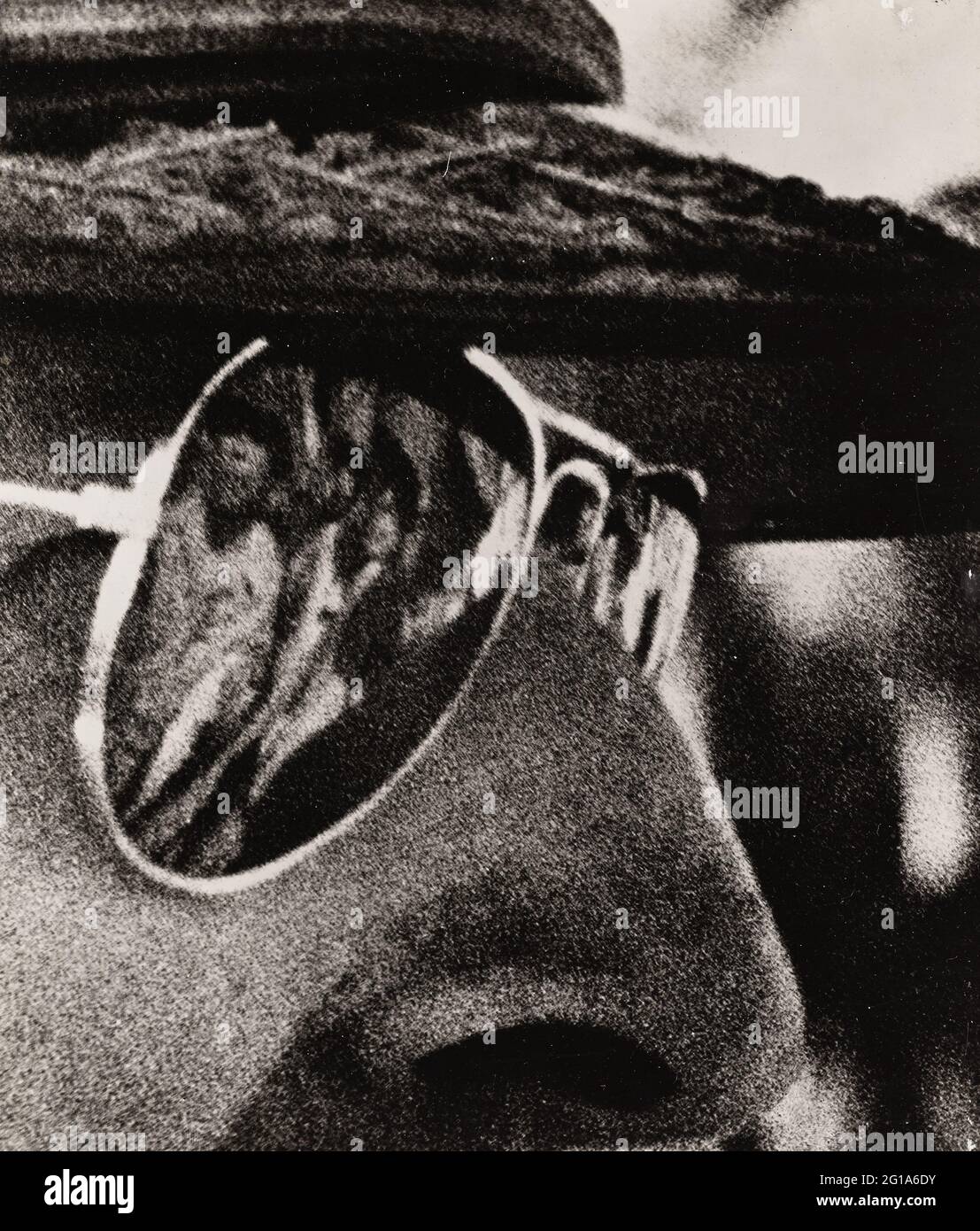 Réflexion de la libération. Les lunettes du général MacArthur reflètent les chiffres des autochtones philippins saluant son retour joyeusement sur la plage de l'île de Leyte après que l'île ait été sous l'oppression de Jap pendant près de trois ans. Cet agrandissement d'une photo de gros plan de MacArthur a été réalisé par un photographe de combat de la Garde côtière qui a tenu sa caméra sur le général pendant dix minutes en attendant l'instant exact pour prendre cette photo remarquable. Le général MacArthur se tenait sur la plage de Leyte peu après son atterrissage pour tenir sa célèbre promesse de retour. Banque D'Images