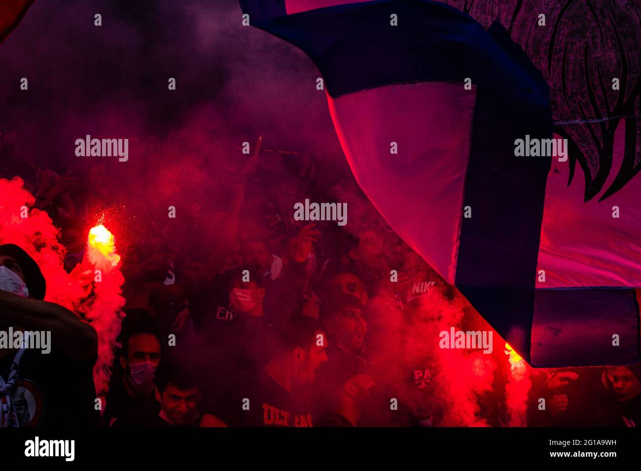 Les fans de Paris Saint Germain applaudissent leur équipe lors de Paris Saint-Germain fête le titre de champion de France des femmes 2021 D1 Arkema le 5 juin 2021 au stade du Parc des Princes à Paris, France - photo Melanie Laurent / A2M Sport Consulting / DPPI / LiveMedia Banque D'Images