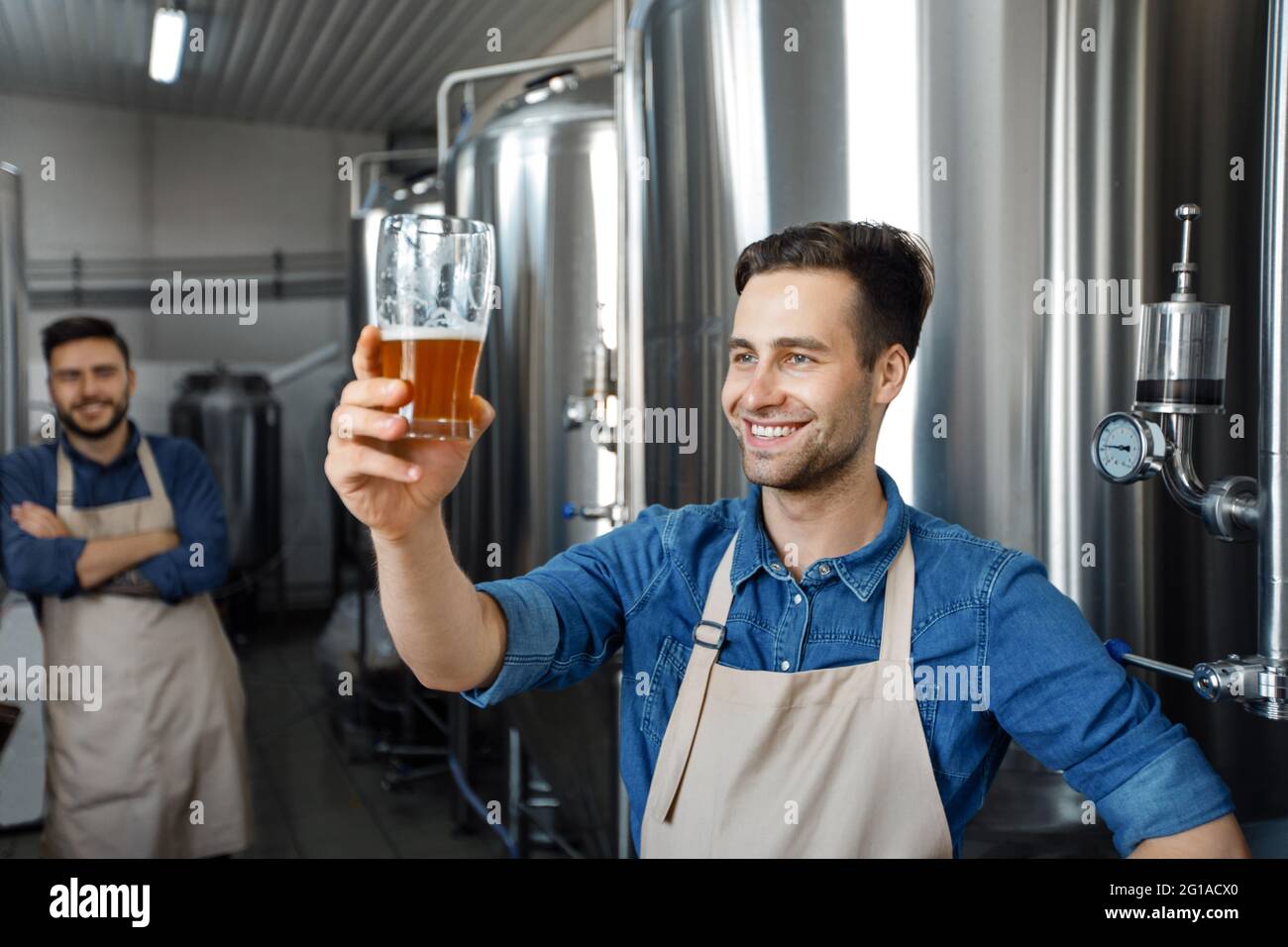 Petite entreprise familiale. Machine à café professionnelle propre à la production d'alcool Banque D'Images