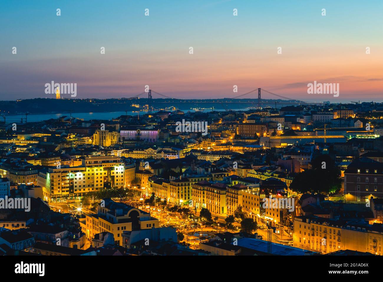 Lisbonne la nuit, la capitale du Portugal par le Tage Banque D'Images