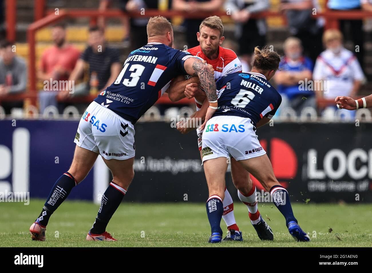 Wakefield, Royaume-Uni. 06e juin 2021. Brendan Elliot (25) de Leigh Centurion est attaqué par Jacob Miller (6) de Wakefield Trinity à Wakefield, Royaume-Uni, le 6/6/2021. (Photo de Mark Cosgrove/News Images/Sipa USA) crédit: SIPA USA/Alay Live News Banque D'Images