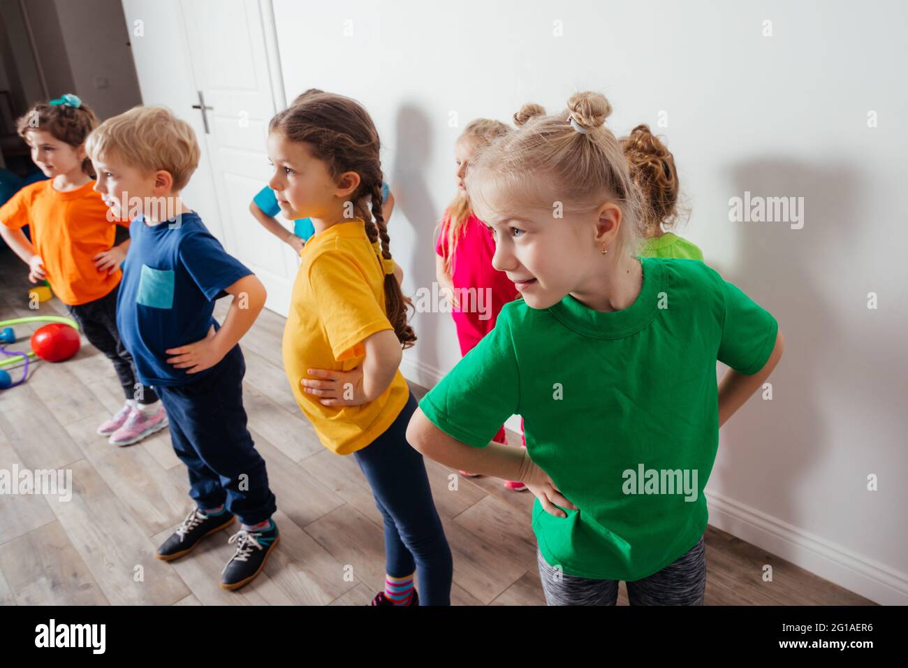 Groupe d'enfants faisant de la gymnastique à la maternelle ou à la garderie Banque D'Images