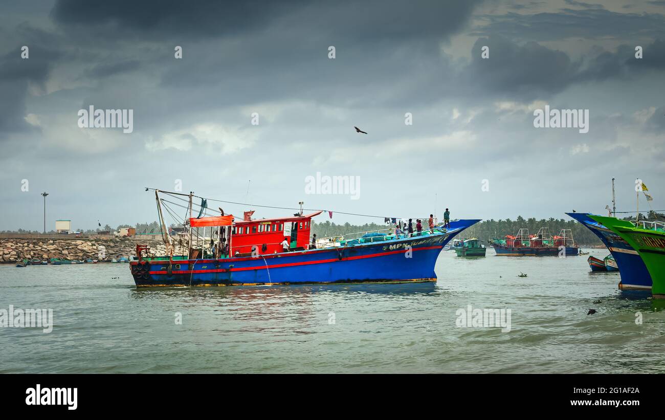 Bateau de pêche voyageant dans la mer d'Arabie au port de Thengapattanam.Kanyakumari District. TAMILNADU , INDE - janvier 30 2021. Banque D'Images