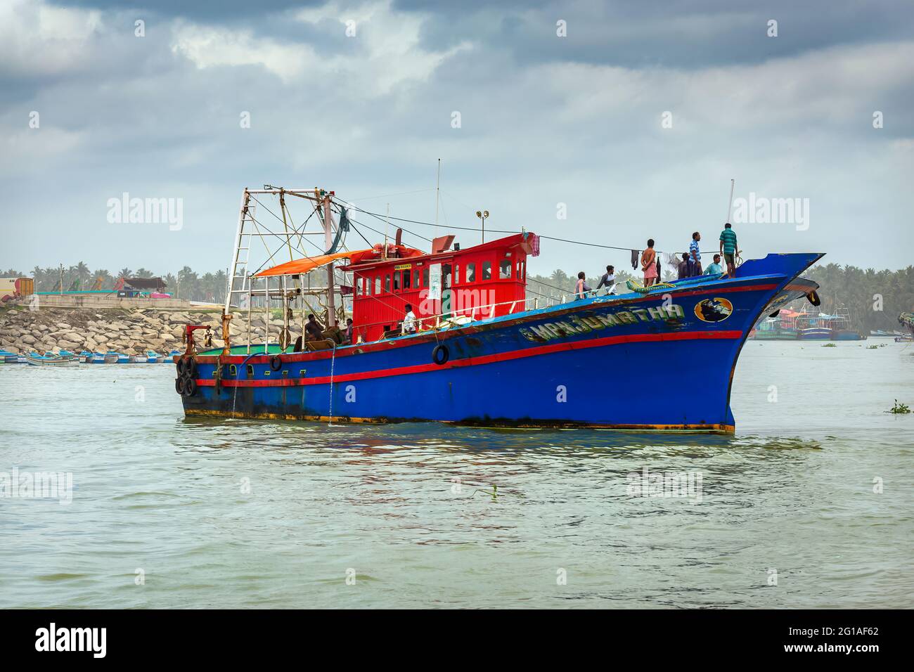 Bateau de pêche voyageant dans la mer d'Arabie au port de Thengapattanam.Kanyakumari District. TAMILNADU , INDE - janvier 30 2021. Banque D'Images