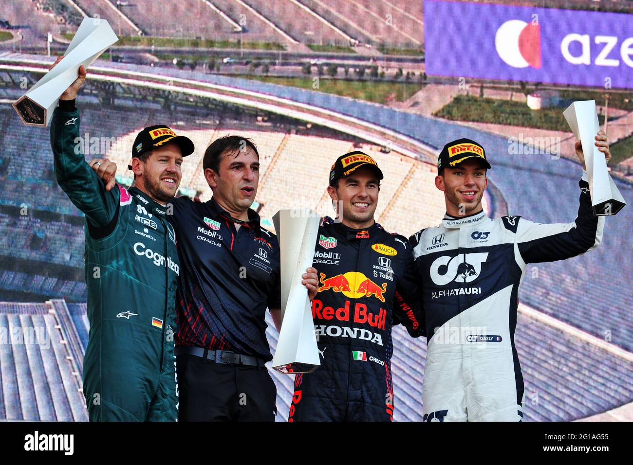 Le podium (de gauche à droite): Sebastian Vettel (GER) Aston Martin F1 Team; second; Pierre Wache (FRA) Red Bull Racing Technical Director; Sergio Perez (MEX) Red Bull Racing, vainqueur de la course; Pierre Gasly (FRA) AlphaTauri, troisième. Crédit : James Moy/Alay Live News Banque D'Images