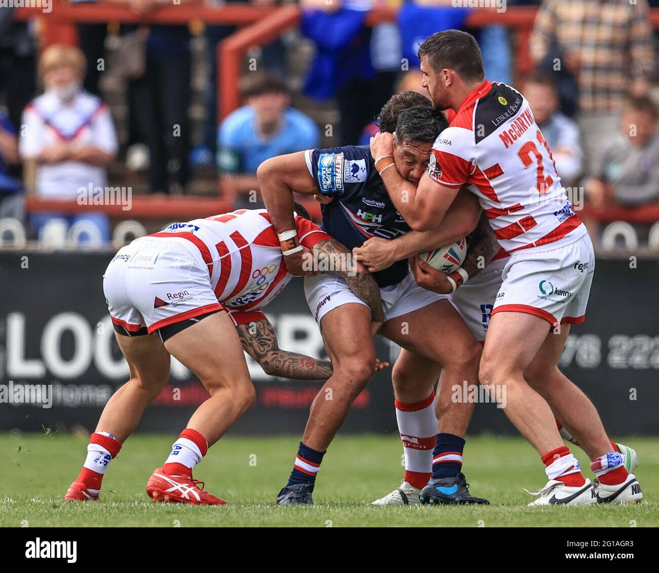 Tinilau Arona (10) de la Trinité de Wakefield est attaqué par Tyrone McCarthy (21) des Centurions de Leigh Banque D'Images