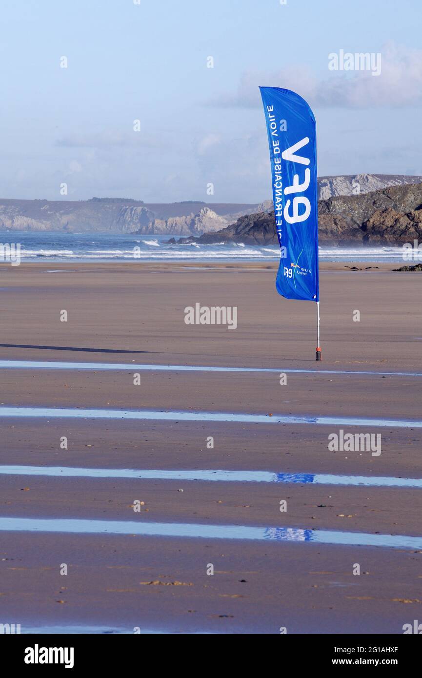 Concours de surf sur une belle plage de sable à la Palue, Crozon, Bretagne, France Banque D'Images