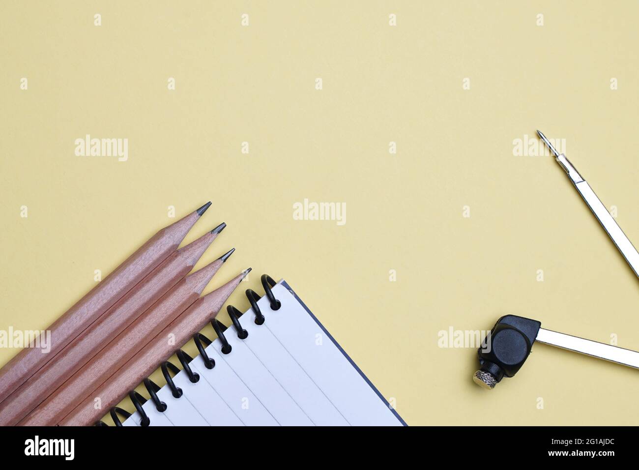 Plan d'examen, plan d'examen, crayon, compas et bloc-notes spirale. Bureau, table d'affaires Banque D'Images