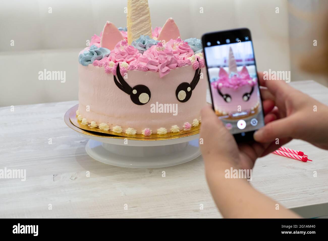 Main Feminine Prend Une Photo Sur Un Smartphone Un Gateau D Anniversaire Sous La Forme D Un Chat Rose Licorne Moscou Russie 17 Mai 21 Photo Stock Alamy