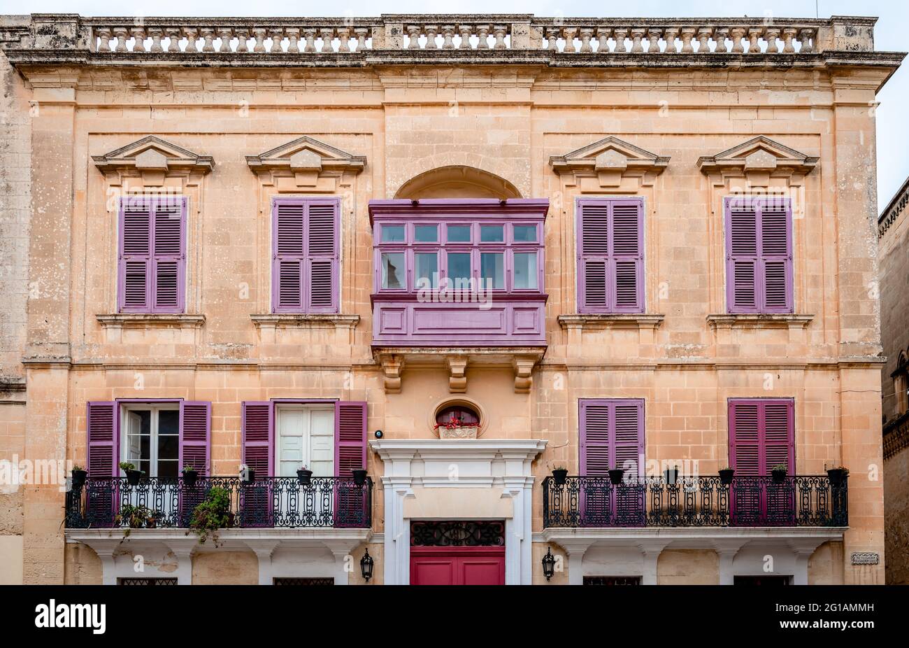 Ancien bâtiment médiéval situé dans la rue Villegaignon, face à la place Saint-Paul, à Mdina, Malte. Architecture maltaise typique. Banque D'Images