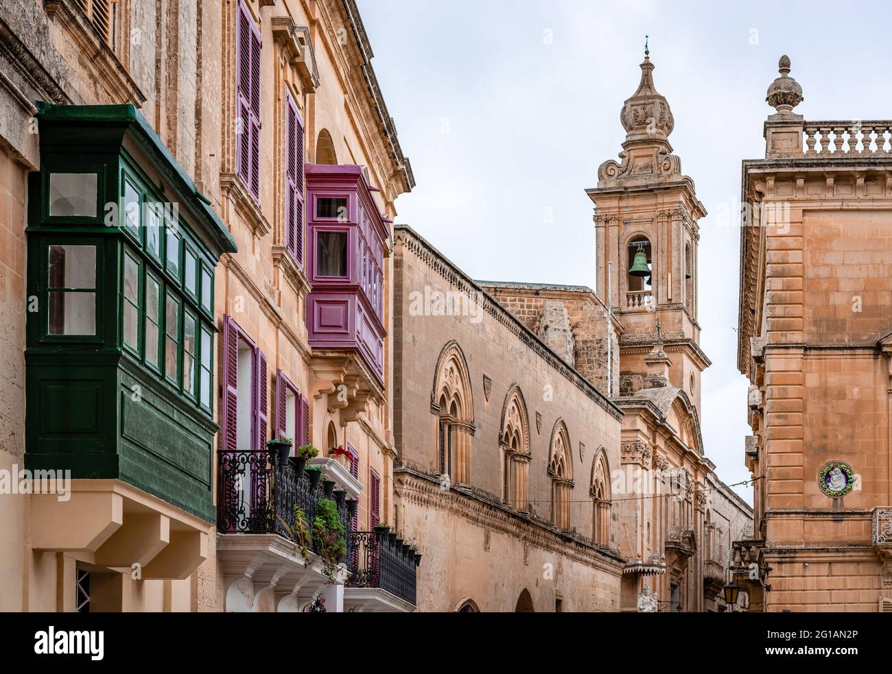Palazzo Santa Sofia et d'autres bâtiments médiévaux dans la rue Villegaignon, autour de la place Saint-Paul, à Mdina, Malte. Architecture maltaise typique. Banque D'Images