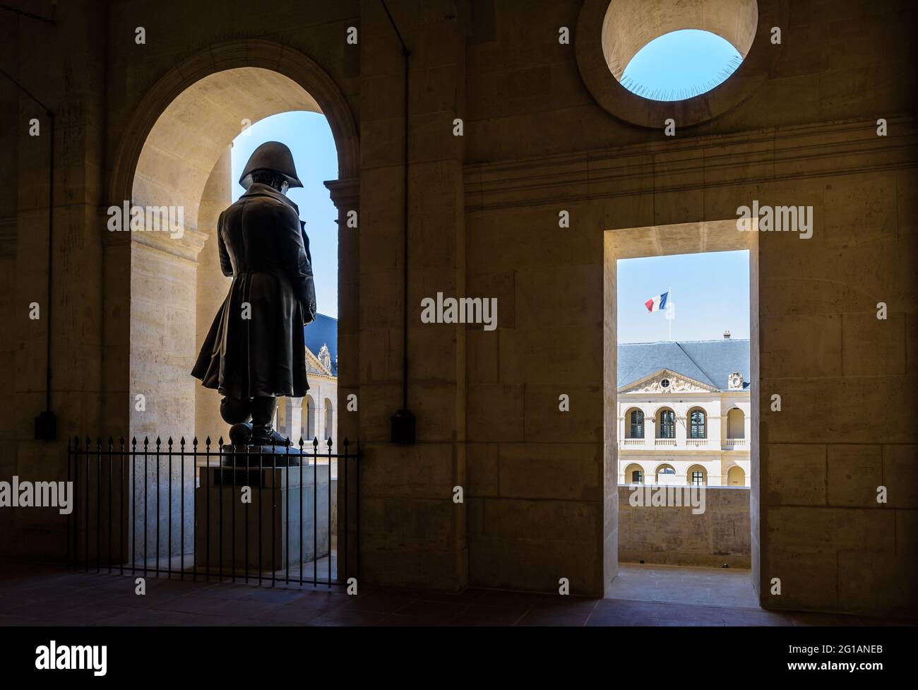 Vue arrière de la statue de Napoléon Bonaparte à l'Hôtel des Invalides ...