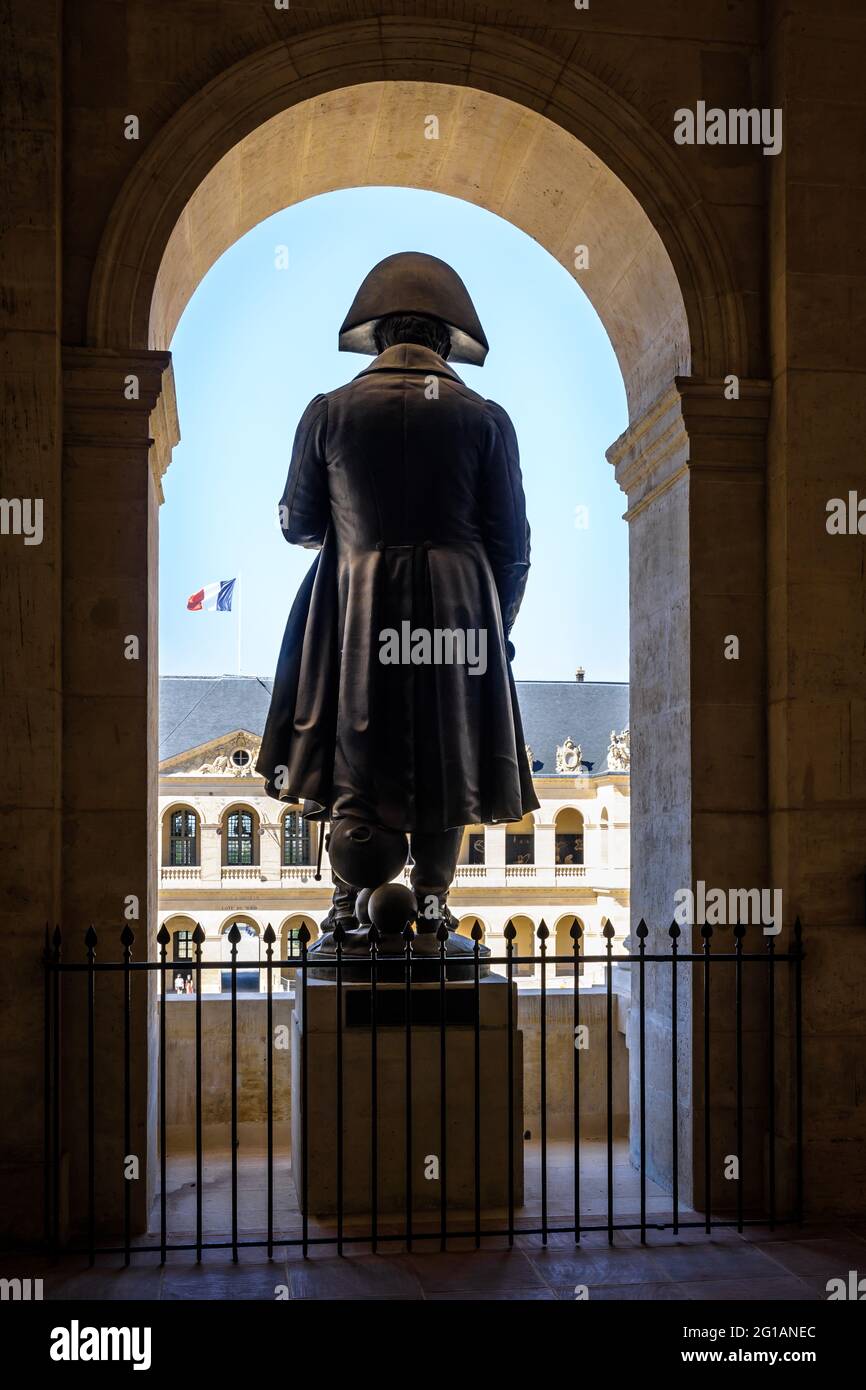Vue arrière de la statue de Napoléon Bonaparte à l'Hôtel des Invalides ...