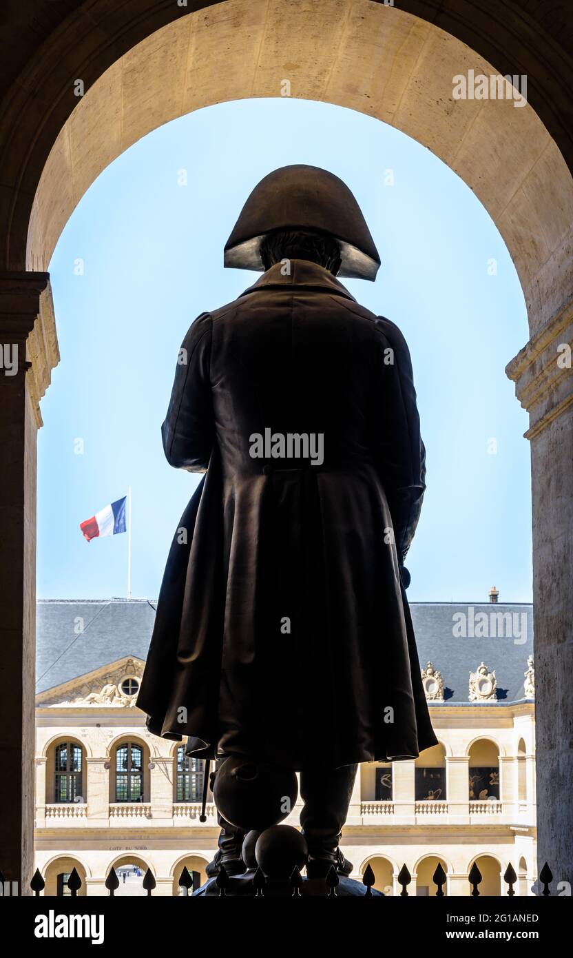 Vue arrière de la statue de Napoléon Bonaparte à l'Hôtel des Invalides ...