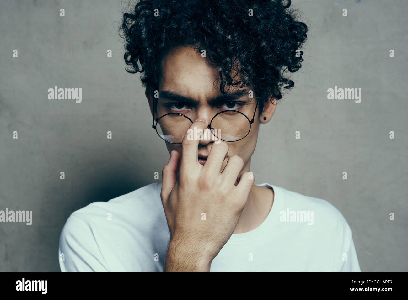 homme aux cheveux bouclés coupe courte lunettes mode studio Photo Stock -  Alamy