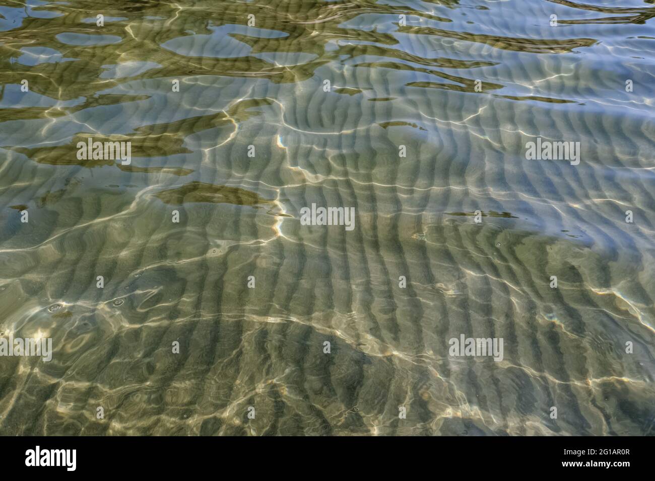 L'eau cristalline est ondulée et les reflets ensoleillés Banque D'Images