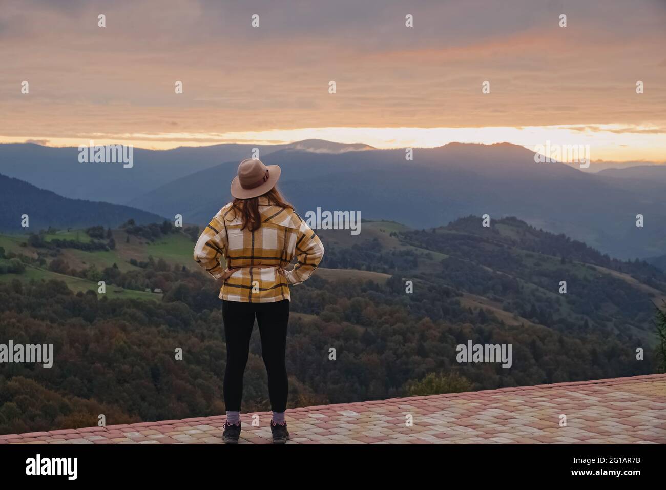 Profitez du coucher du soleil et du paysage magnifique dans les montagnes. Banque D'Images