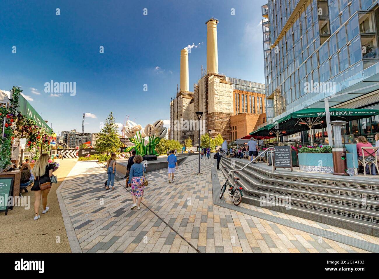 Les gens marchent et dînent au Circus West Village, un nouveau développement de restaurants, magasins et appartements de luxe, Battersea Power Station, Londres, Royaume-Uni Banque D'Images