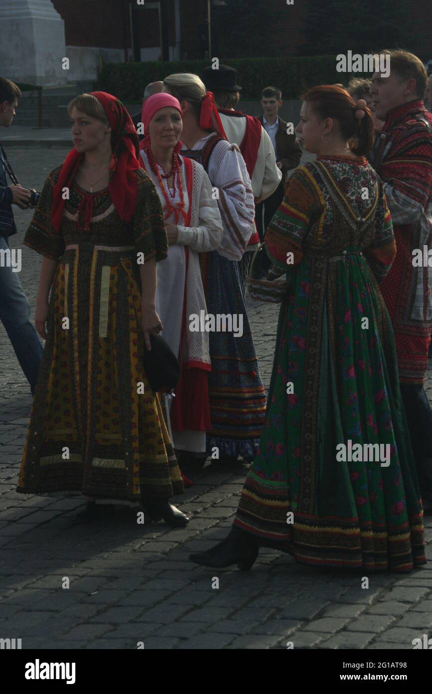 Les gens en costume traditionnel russe à la place Rouge, Moscou, Russie Banque D'Images