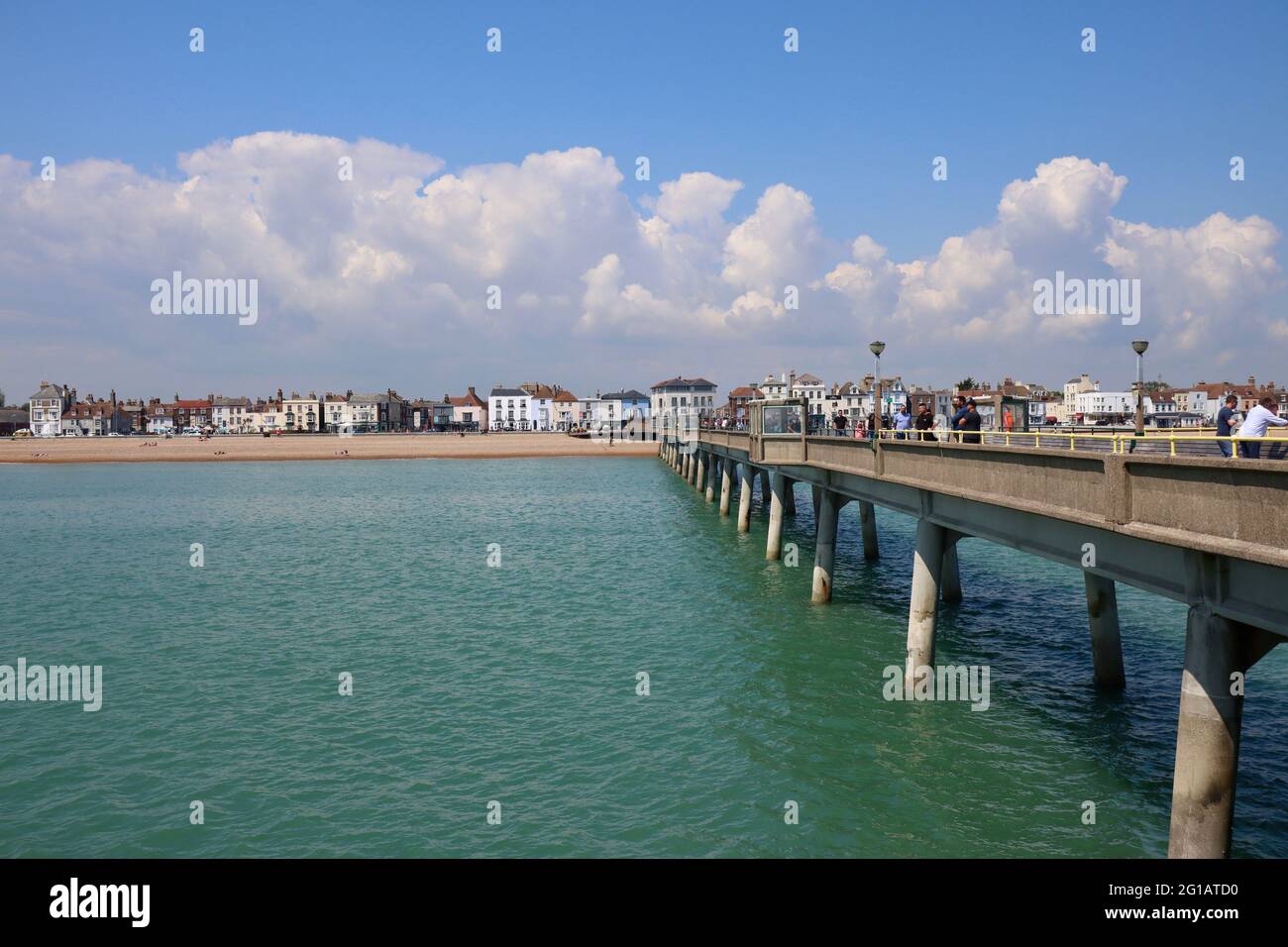 Vue le long de Deal Pier vers Deal Town, Kent, Royaume-Uni Banque D'Images
