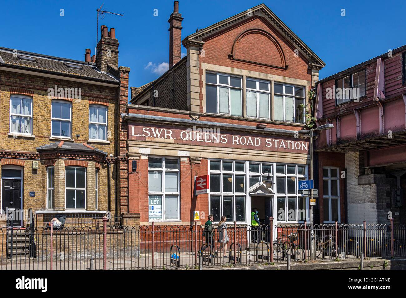 Queenstown Road station, une gare de l'époque victorienne à Battersea, ouverte en 1877, l'entrée porte toujours le nom original de Queens Road, Londres Banque D'Images