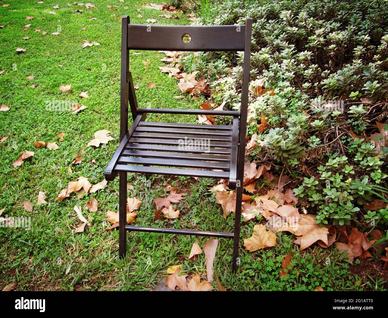 Vieille chaise dans le jardin Banque D'Images