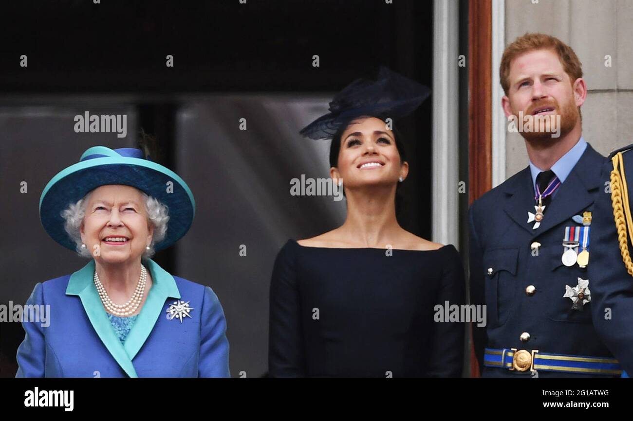 Photo du dossier datée du 10/7/2018 de la reine Elizabeth II avec le duc et la duchesse de Sussex sur le balcon de Buckingham, au Palais où ils ont observé un flipper de la Royal Air Force au-dessus du centre de Londres pour marquer le centenaire de la Royal Air Force. La duchesse de Sussex a donné naissance vendredi à une fille de 7lb 11 oz, Lilibet 'Lili' Diana Mountbatten-Windsor, en Californie, et la mère et l'enfant sont en bonne santé et bien, a déclaré le secrétaire de presse de Meghan. Date de publication : dimanche 6 juin 2021. Banque D'Images