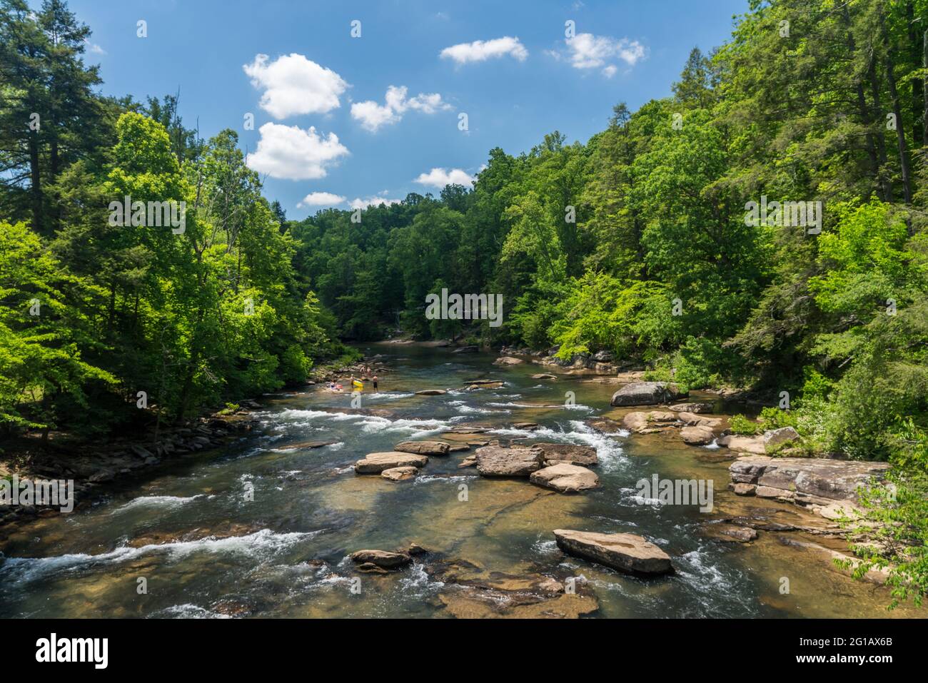 Les visiteurs et les familles nagent dans la rivière au parc national d'Audra près de Buckhannon, en Virginie-Occidentale Banque D'Images