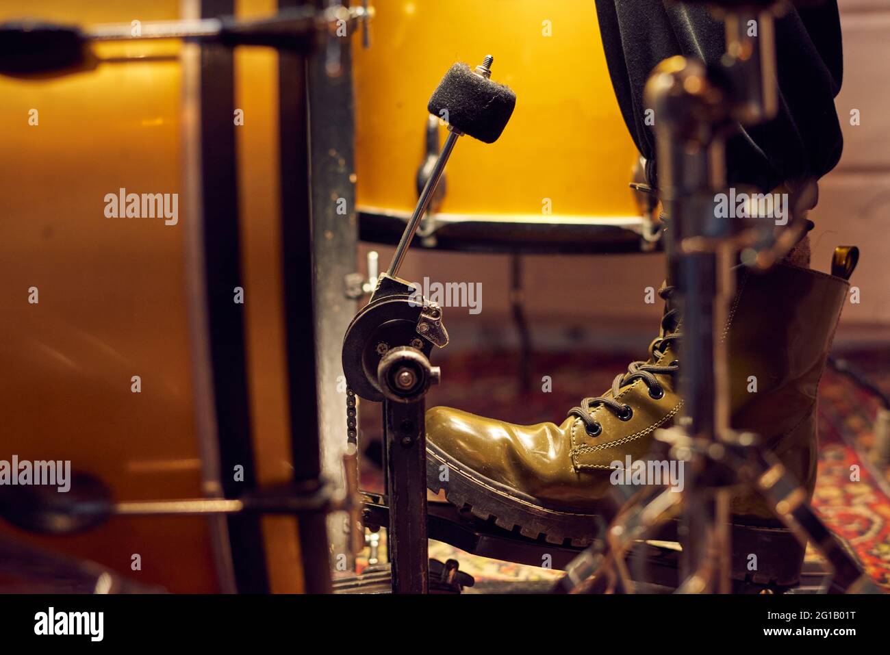 Partie de la jambe du batteur sur la pédale du kit de tambour en studio Banque D'Images