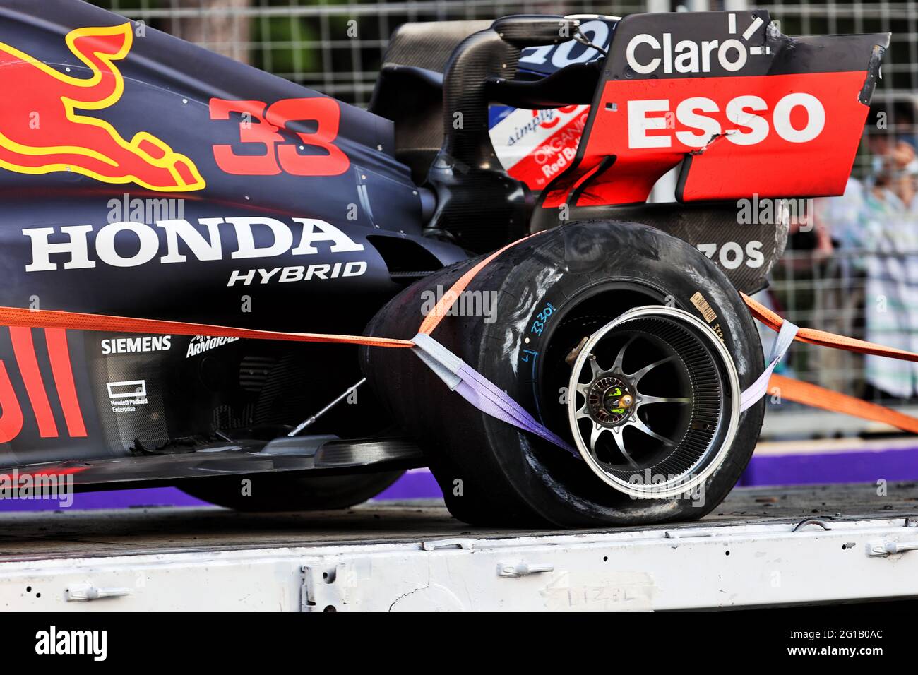 Le Red Bull Racing RB16B de Max Verstappen (NLD) Red Bull Racing est  retrouvé dans les fosses à l'arrière d'un camion après qu'il s'est écrasé  hors de la course. 06.06.2021. Championnat du