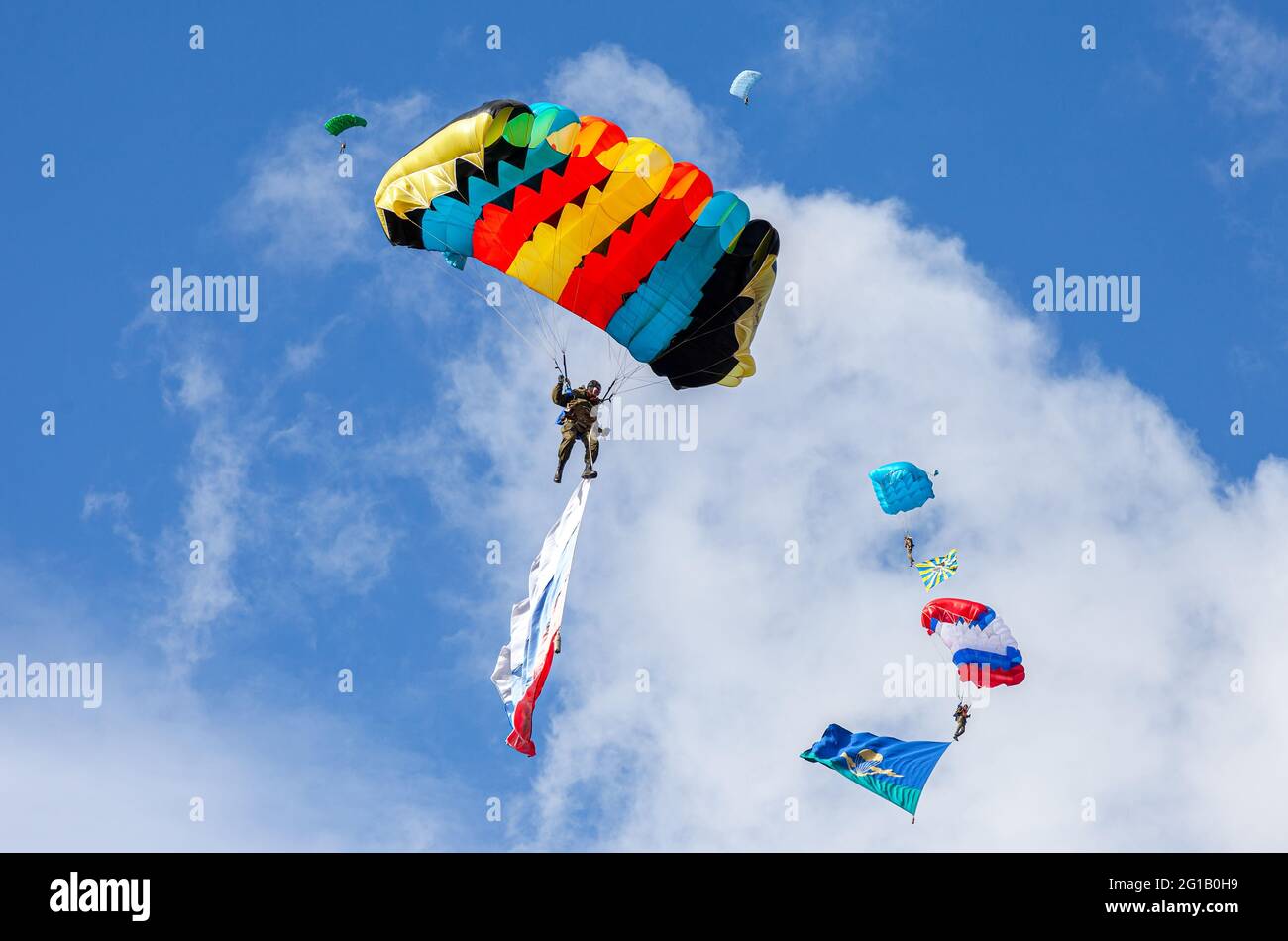 Samara, Russie - 11 septembre 2016 : des cavaliers de parachutistes militaires sur un parachute d'aile exécutent une descente contrôlée par parachute accroché à la fla aérienne Banque D'Images