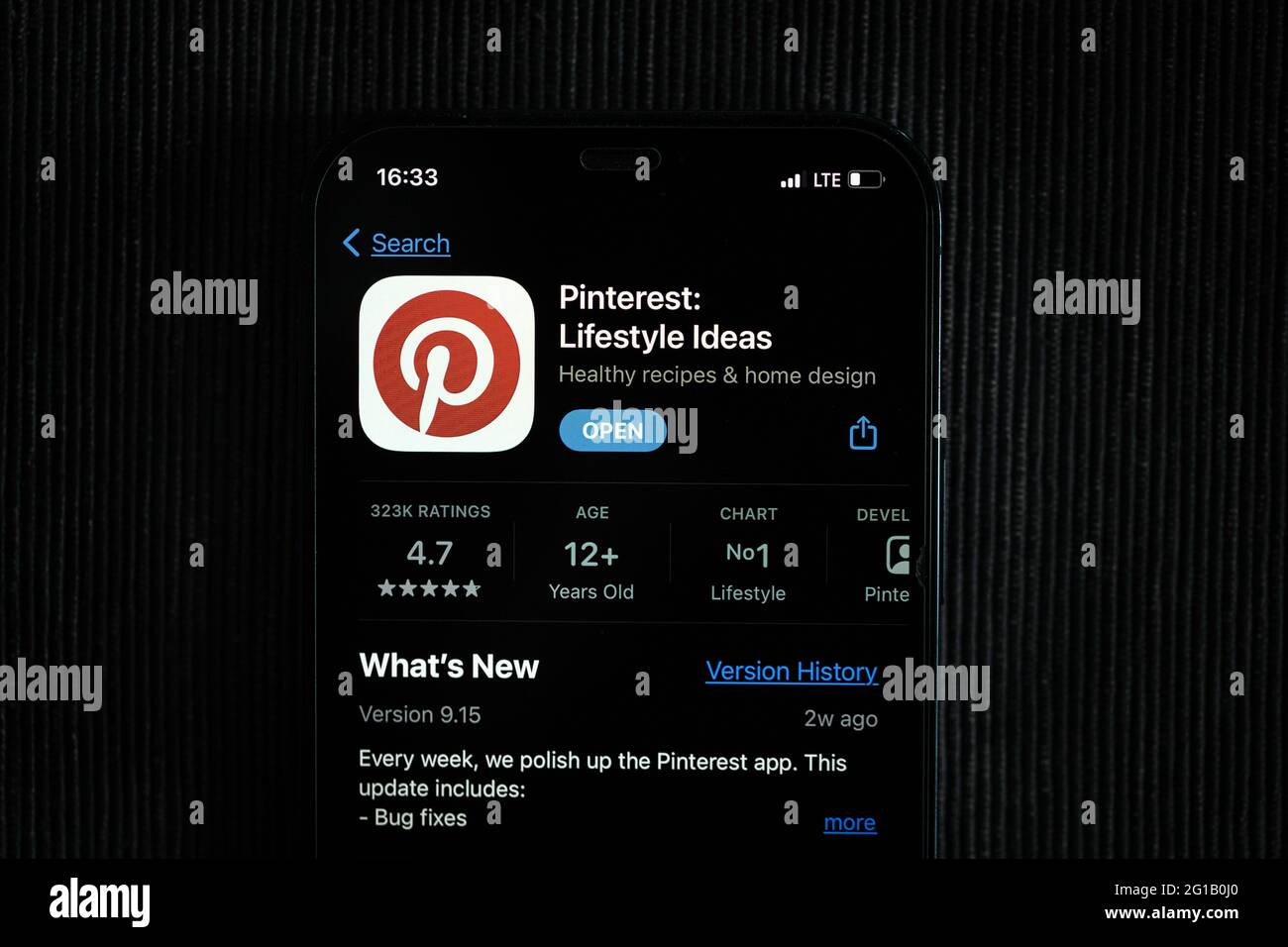 Application Pinterest dans l'App Store d'Apple, vue sur un écran d'iPhone 12. Banque D'Images