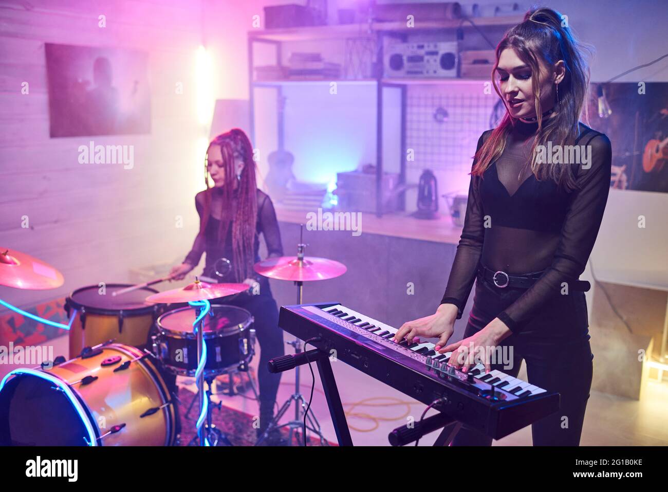 Deux filles jouant des instruments de musique dans un studio d'enregistrement sonore Banque D'Images