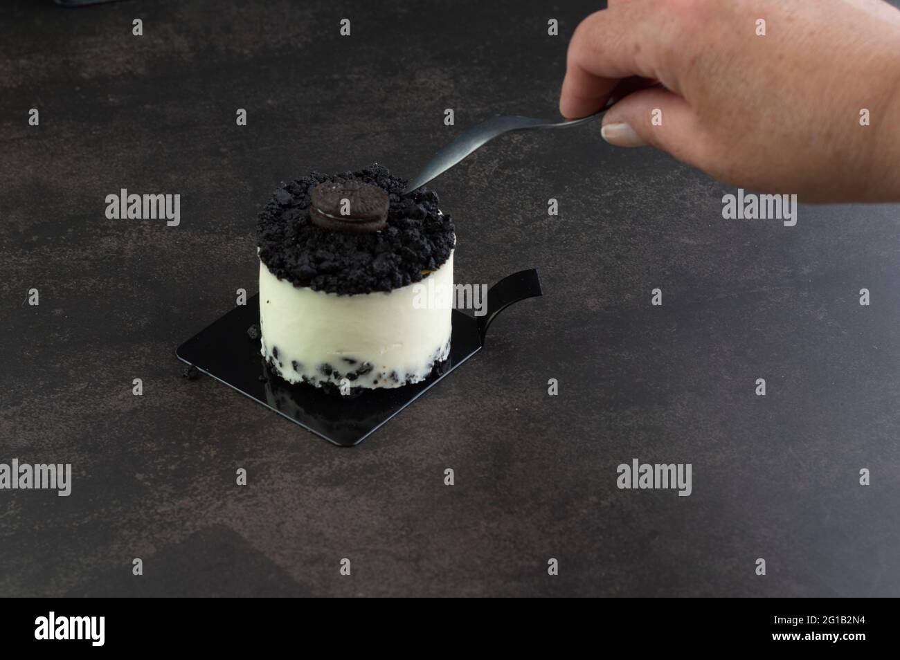 Gateau Blanc A La Creme Garniture Oreo A Base De Chocolat Sur Fond Sombre Photo Stock Alamy Gateau Blanc A La Creme Garniture Oreo A Base De Chocolat Sur Fond Sombre Photo Stock Alamy