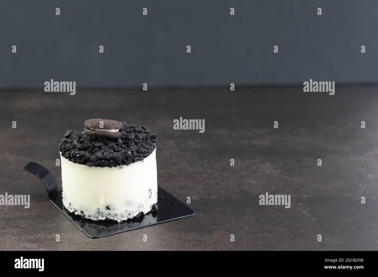 Delicieux Mini Gateau Blanc A La Creme Oreo Avec Base Chocolat Sur Fond Sombre Photo Stock Alamy Delicieux Mini Gateau Blanc A La Creme Oreo Avec Base Chocolat Sur Fond Sombre Photo Stock Alamy