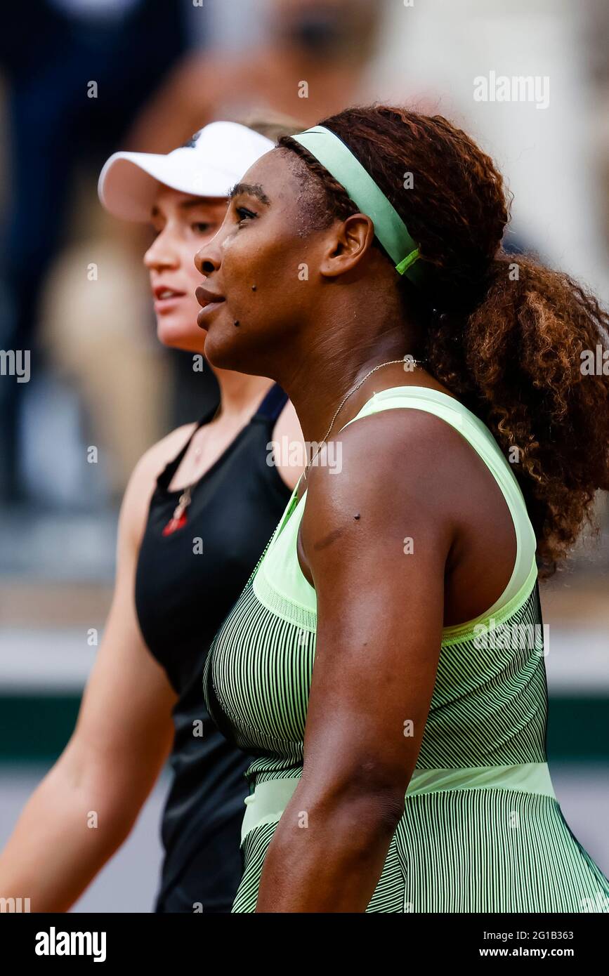 Paris, France. 06e juin 2021. Tennis : Grand Chelem/WTA Tour - French Open, Singles, Women, 3rd Round, Williams (USA) - Rybakina (Kazakhstan). Serena Williams (r) et Elena Rybakina quittent le tribunal. Credit: Frank Molter/dpa/Alay Live News Banque D'Images