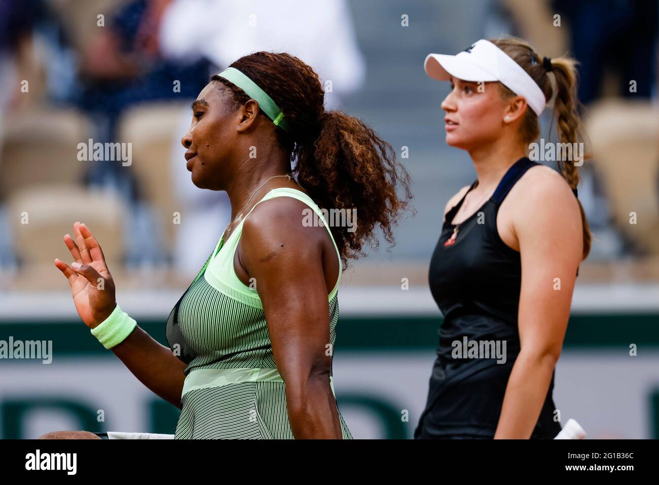 Paris, France. 06e juin 2021. Tennis : Grand Chelem/WTA Tour - French Open, Singles, Women, 3rd Round, Williams (USA) - Rybakina (Kazakhstan). Serena Williams (l) et Elena Rybakina quittent le tribunal. Credit: Frank Molter/dpa/Alay Live News Banque D'Images