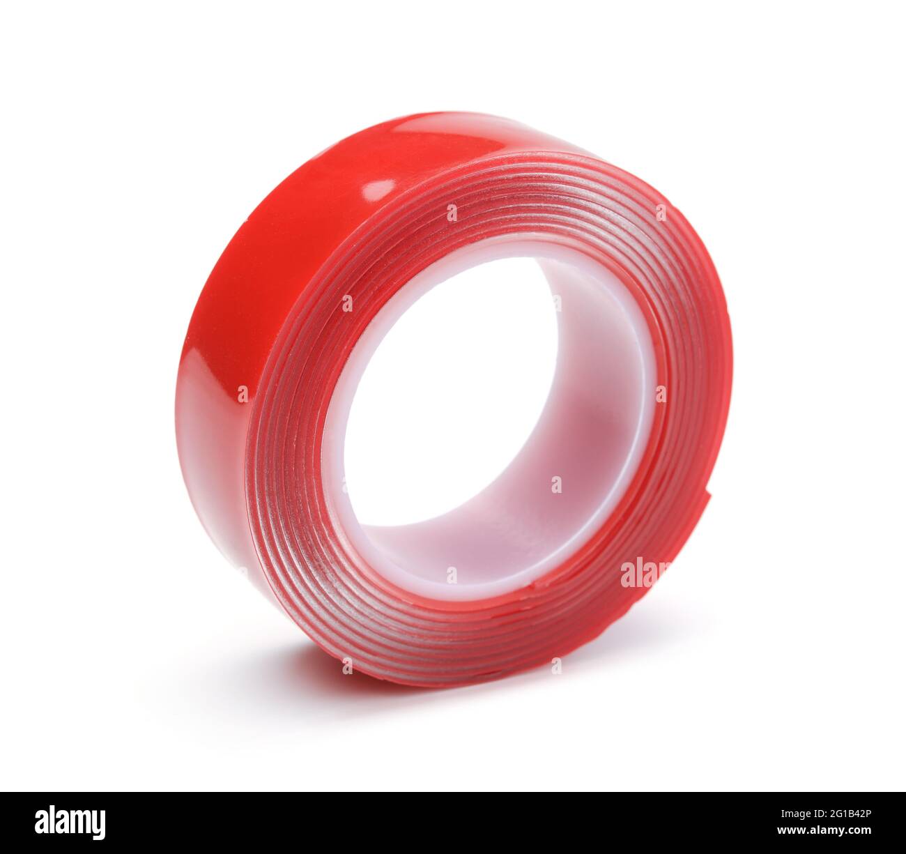 Rouleau de ruban adhésif double face rouge isolé sur blanc. Banque D'Images
