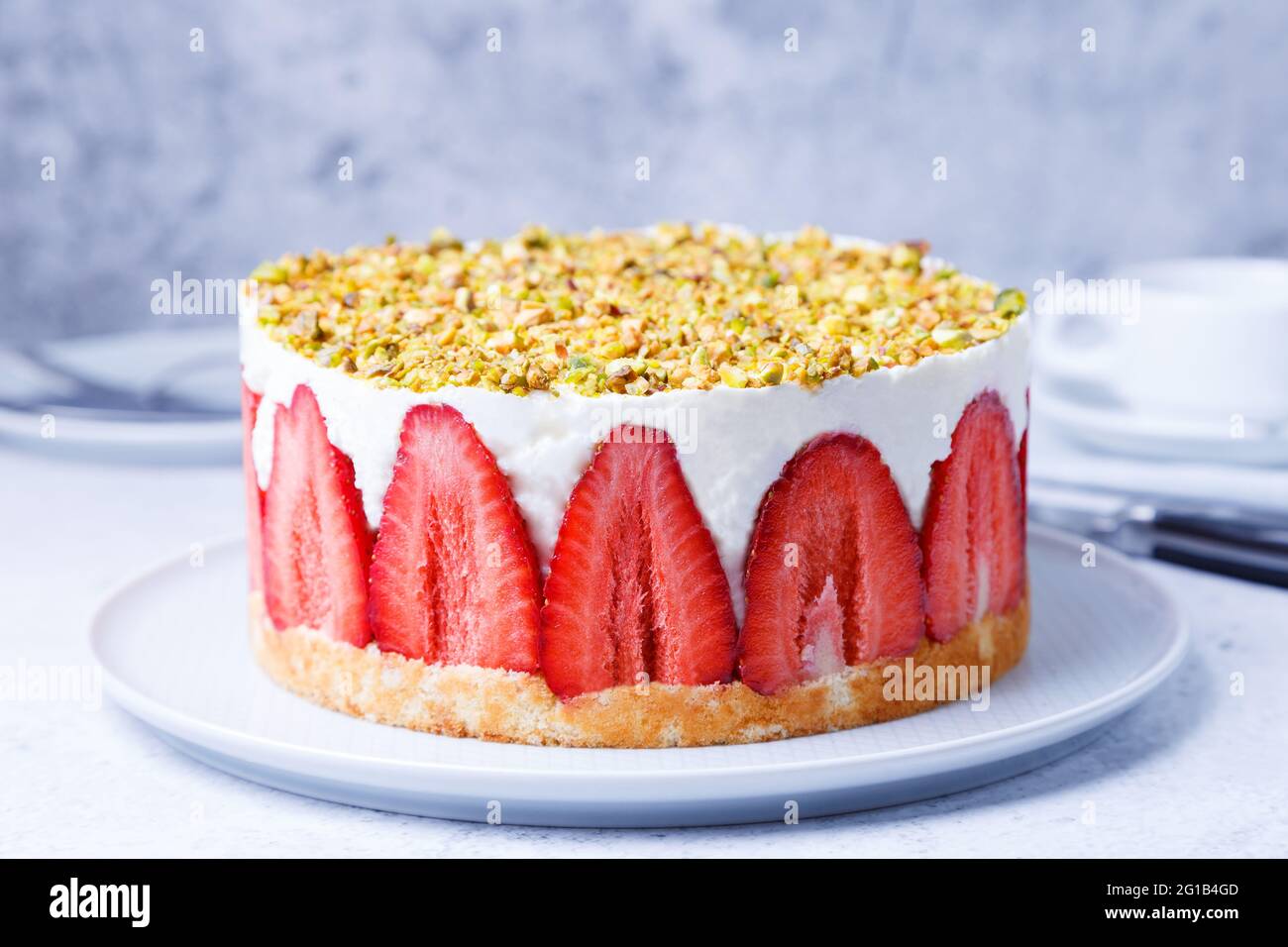 Gâteau Freesier avec fraises fraîches et pistaches. Dessert français classique. Gros plan. Banque D'Images