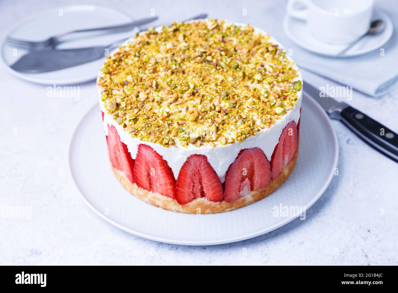 Gâteau Freesier avec fraises fraîches et pistaches. Dessert français classique. Gros plan. Banque D'Images